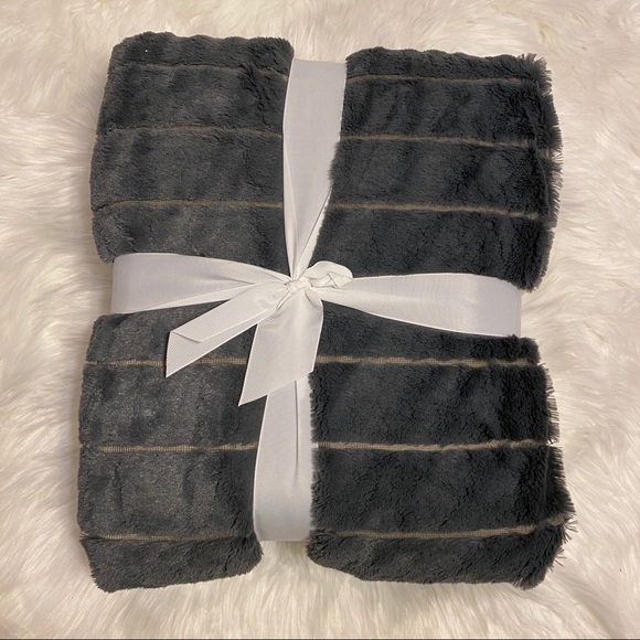 💚SALE! Dark Grey Lg Stripe Micromink Sherpa Throw - Picture 2 of 2